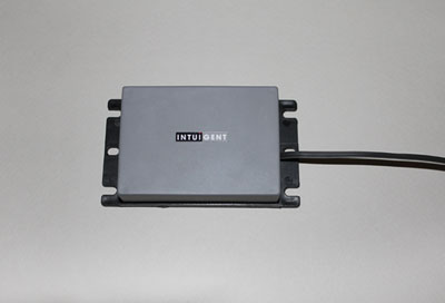 Ein kleines elektronisches Gerät mit einem angeschlossenen Kabel.